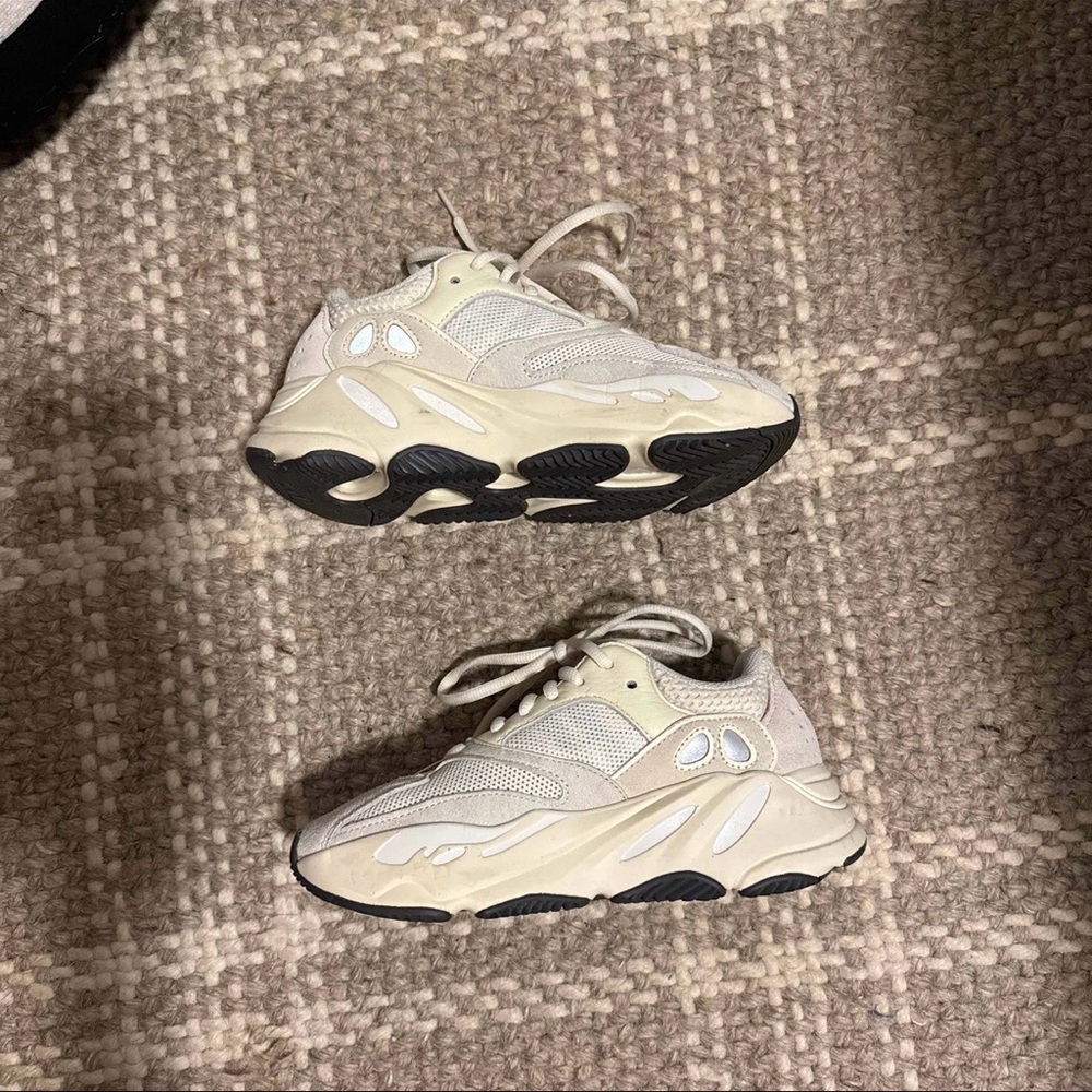 Yeezy boost 700 analog